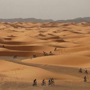 Participantes Titan Desert en las dunas